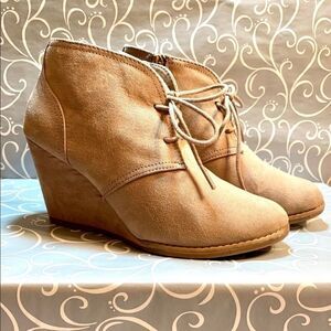 Madden Girl Taupe Suede Wedge Booties Size 6